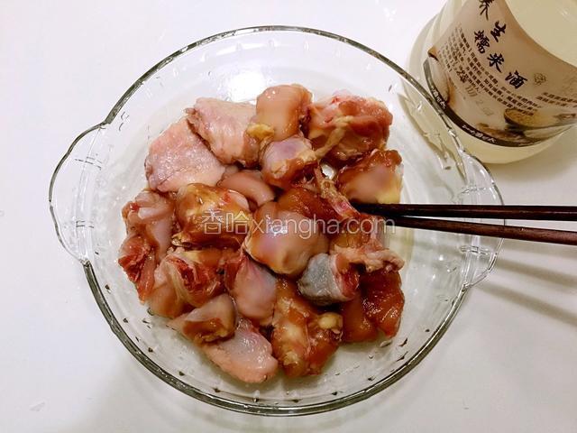 先用一勺生抽，1/4小匙的盐，1/2大匙的米酒将鸡块腌制30分钟。