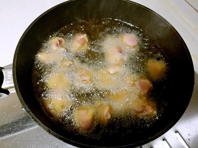锅中油烧热，将鸡块放入。