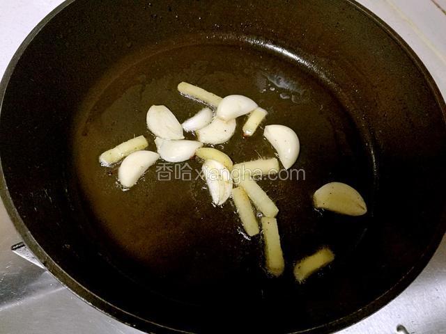 先放入姜，蒜爆香。