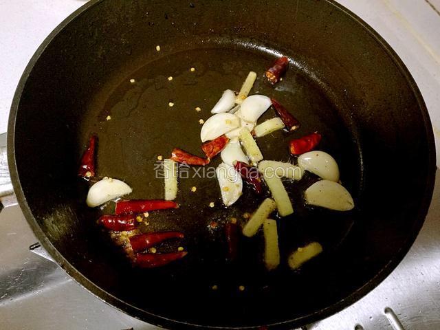 再放入干红椒段炒出香味。