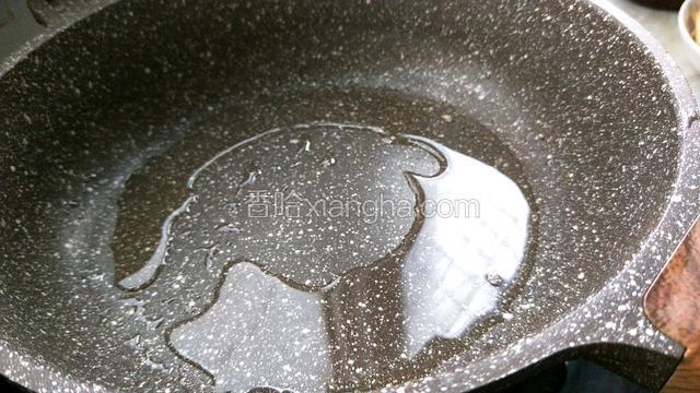 炒锅加油烧热
