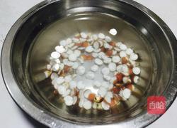 花胶瘦肉芡实桂圆汤的做法图解3