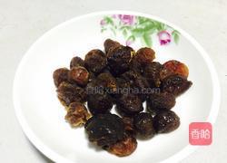 花胶瘦肉芡实桂圆汤的做法图解4