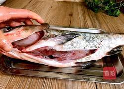 泡椒豇豆烧全鱼的做法图解2