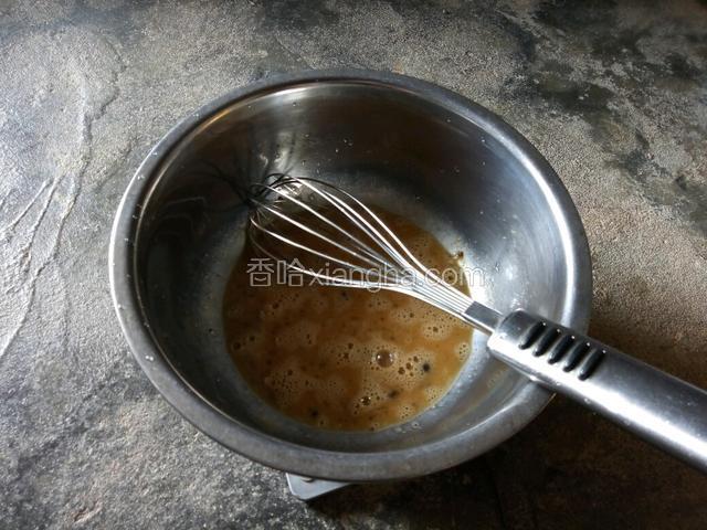 鸡蛋打散，加红糖拌匀