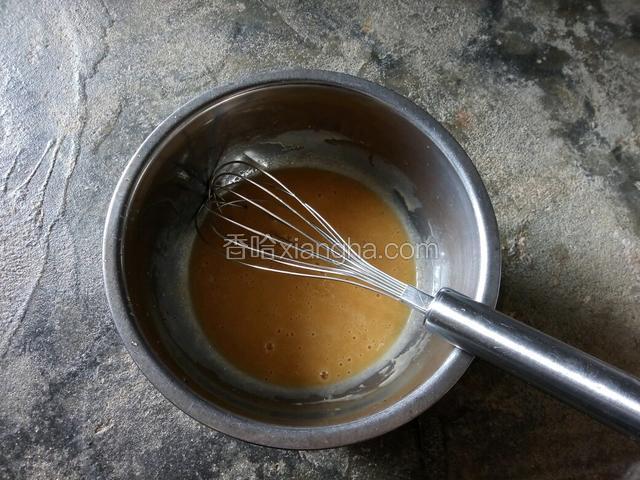 加入玉米油，搅拌均匀。