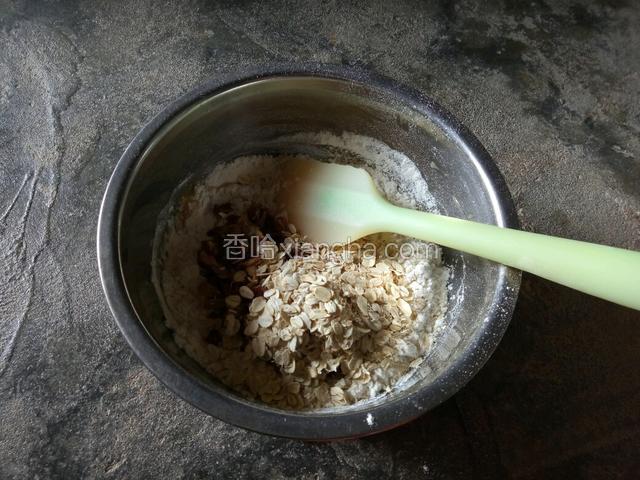 倒入燕麦和红枣（红枣切粒）