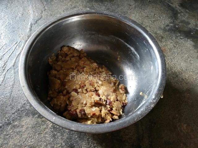 用刮刀拌均匀