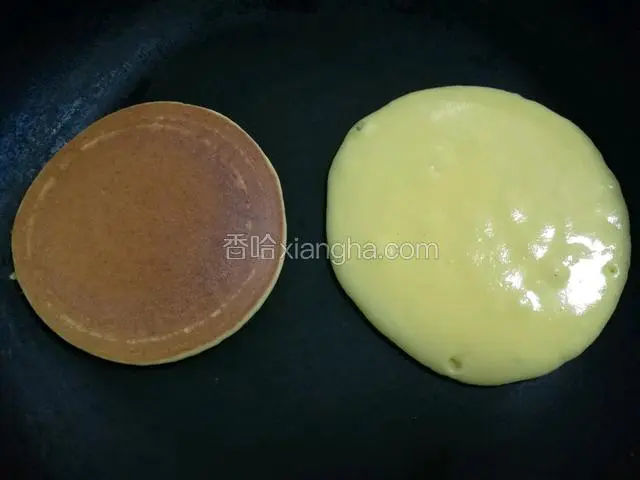 左边这个颜色稍微有点深,虽然是小火,长时间加热造成温度过高,要离火用湿毛巾降温。