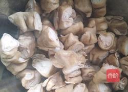 土豆烧肥肠的做法图解1