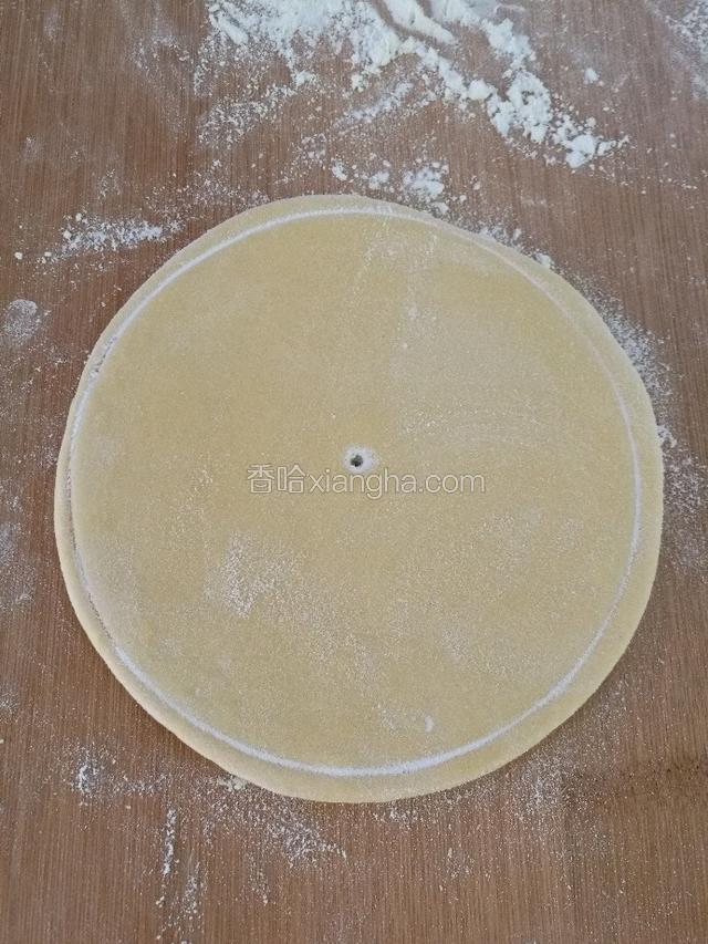 去黄面团擀成圆片，用模具
轧整齐。