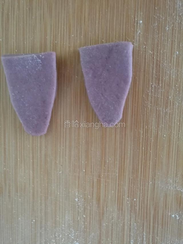 再取紫薯面团擀成片。做兔子的耳朵。