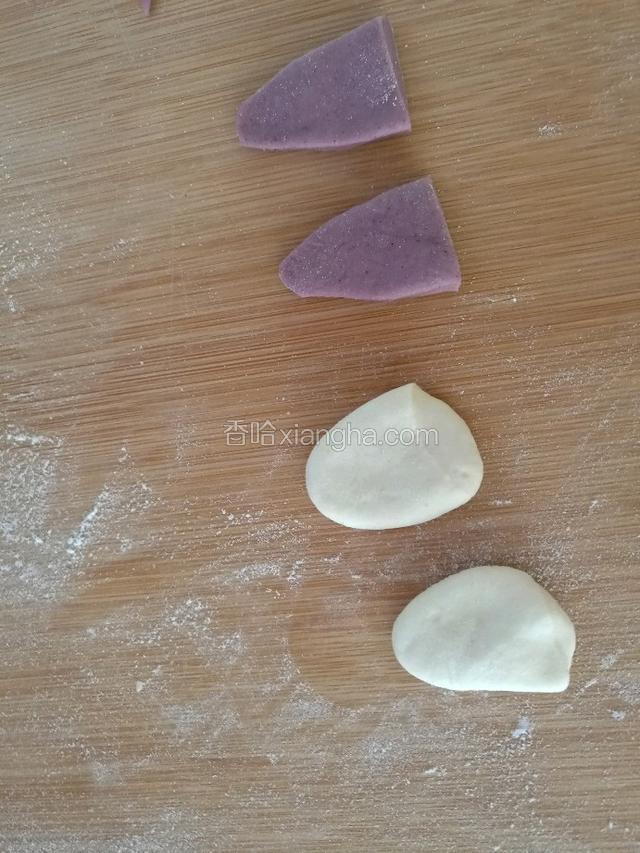 取白面发面团擀成片，做成和用紫薯面团做的耳朵差不多大小的形状。