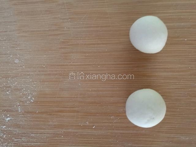用白面发面团做两只脚。