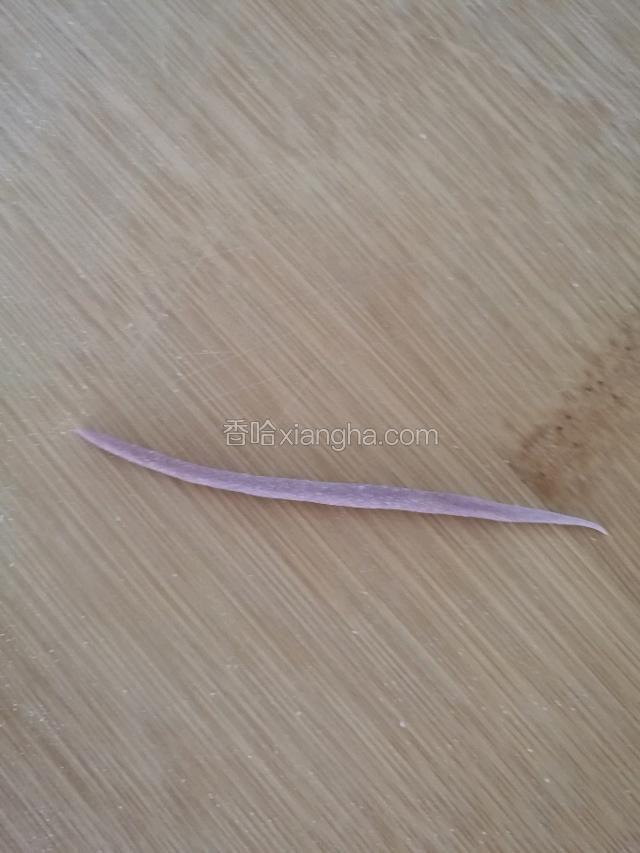 取紫薯面团切成条。
