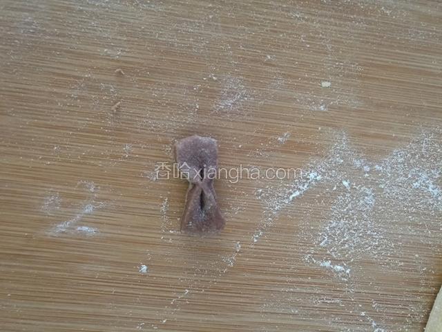 用口口面团做个领结刷点水粘好。