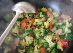 西兰花炒肉的做法图解4