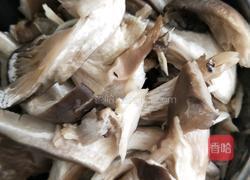 蘑菇炖肉的做法图解1