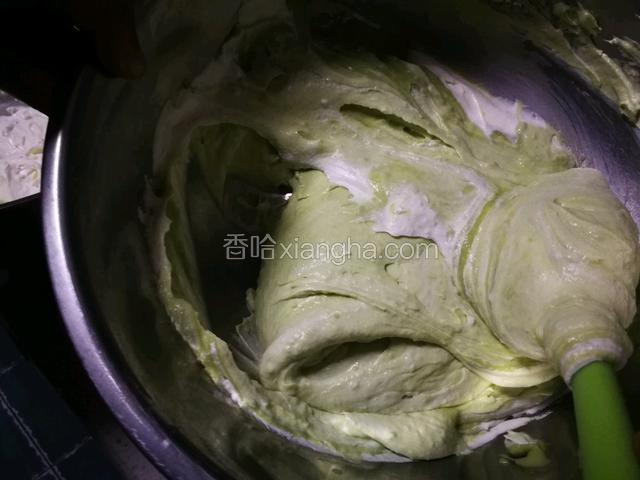 分三次将打发的淡奶油加入，注意搅拌手法，翻拌均匀即可。