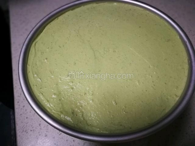 倒入榴莲抹茶慕斯液，铺满。