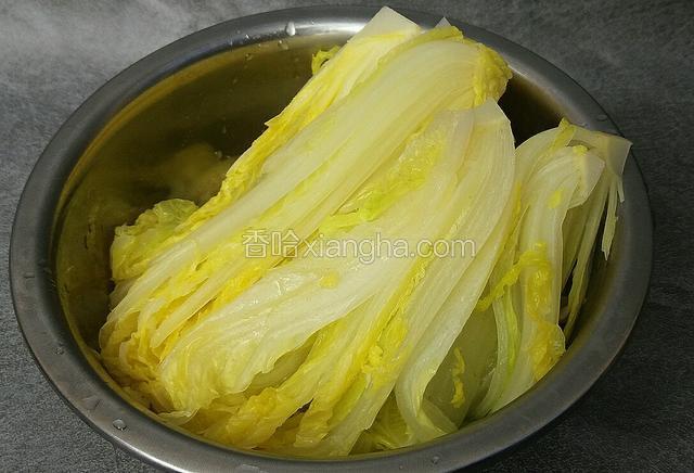 焯水的白菜不要煮熟了，注意火候，起锅待凉。