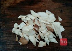 鸡腿菇炒肉的做法图解1