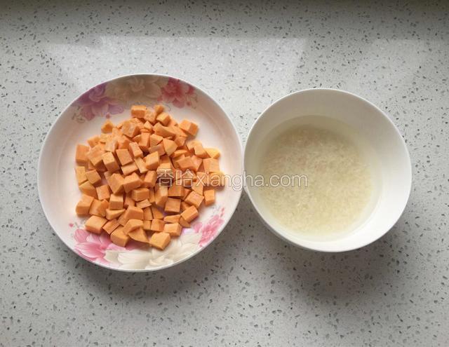 大米淘洗干净，红薯去皮切成丁。