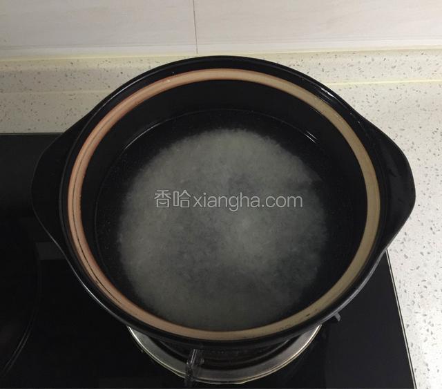 大米倒入砂锅内，加适量清水，大火烧开转中小火慢煮10分钟左右。