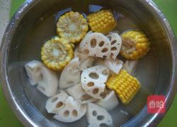 莲藕玉米猪骨汤的做法图解2