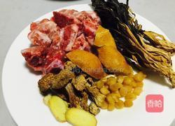 松茸菌瑶柱菜干猪骨汤的做法图解1