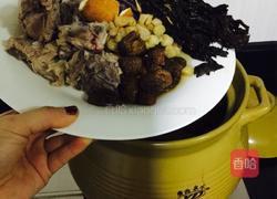 松茸菌瑶柱菜干猪骨汤的做法图解5