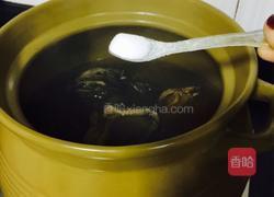 松茸菌瑶柱菜干猪骨汤的做法图解6