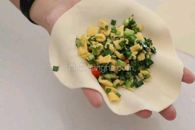 皮上放好馅儿