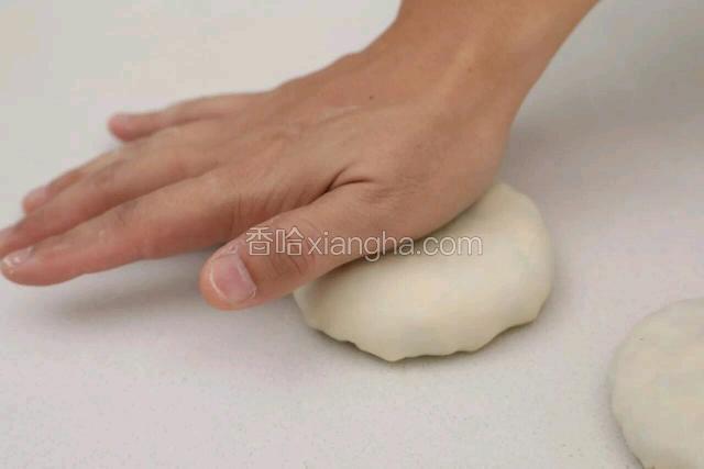 用手轻轻按扁