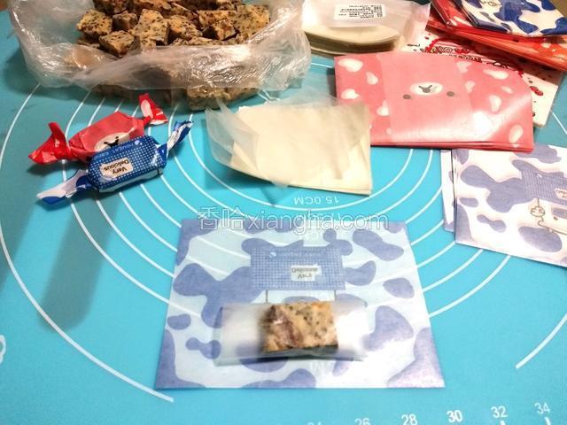 糯米纸包好。再用糖纸包装。