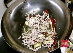鲁菜大师蒋家常菜炒香辣豆牙肉丝的做法图解2
