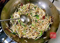 鲁菜大师蒋家常菜炒香辣豆牙肉丝的做法图解3