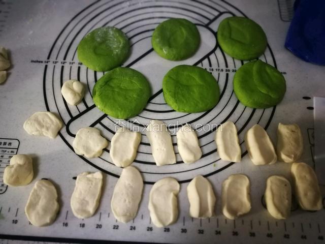接下来做豌豆奶黄包，一片绿色豌豆荚面皮配三个白色豌豆面皮，各自称重，三颗白豌豆面皮加上奶黄馅重量等于一片绿色豌豆荚面皮重量即可。