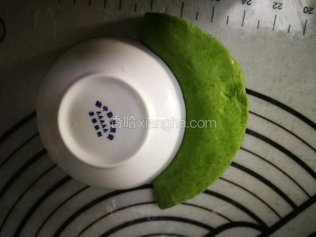 豌豆荚面皮擀圆对折，用碗碟边缘切出小圆，注意大小，太大包不住豌豆的，我边切边比照切了三次，大小才格式。