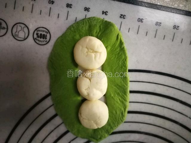 白色豌豆籽粘合面朝上。