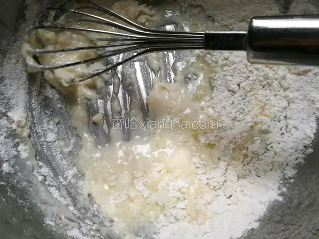 牛奶加油搅打均匀后筛低粉