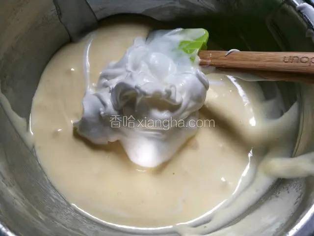 这时预热烤箱150度。蛋白分三次加糖打发至七八分发加三分之一入蛋黄糊中翻拌。