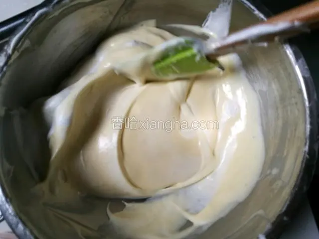 让剩下的蛋白加入蛋黄 糊中继续翻拌均匀