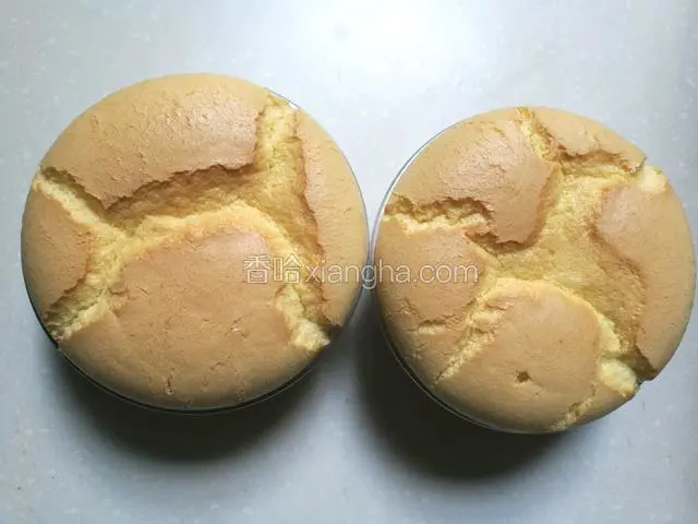 拿出来震二下排热气，然后倒扣冷却