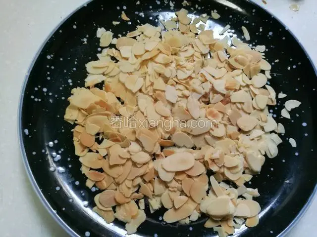 蛋糕冷却时间趁着烤箱热度把杏仁片150度烤四到六分钟，观察上色情况，随时出炉。