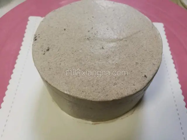 把奥利奥饼干去掉夹心。隔袋子擀碎。我是直接用的奥利奥碎。100克左右的奶油加8克的糖加奥利奥粉末 打发成八九分发。