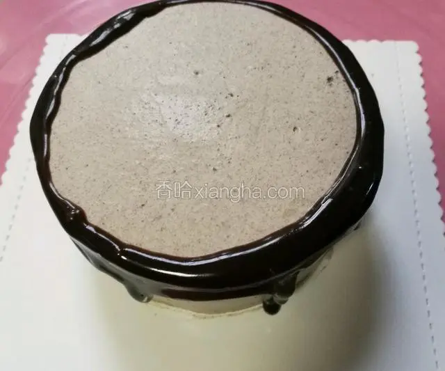 上面一层的我做了奥利奥夹馅。再 放 最上面蛋糕片 然后四周和表面抹上奥利奥 奶油。淋面大概50克奶油加50克巧克力隔水融化稍微温热后装进裱花袋再剪小口然后顺着蛋糕边缘边转边淋。