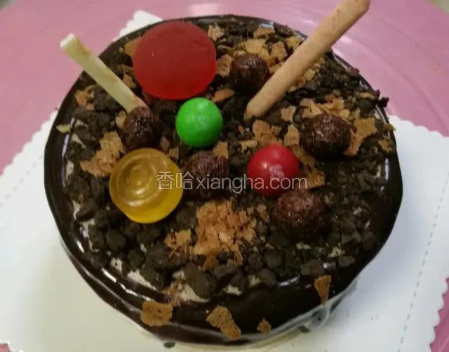 最上面再装饰一些蛋糕主人爱吃的小零食就行了。
