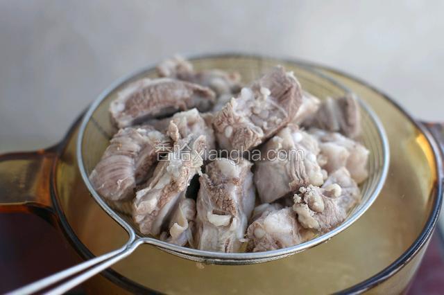捞出排骨沥干水分