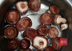 香菇炒肉的做法图解1